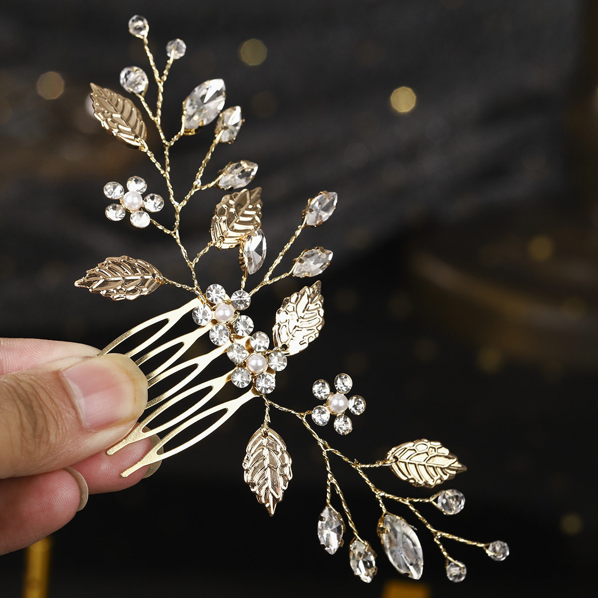 New ancient-style Hanfu headwear, handcrafted hair comb, wedding bride's accessories, updo hair, small pin comb, leaf water diamond five-toothed comb Application Scenario