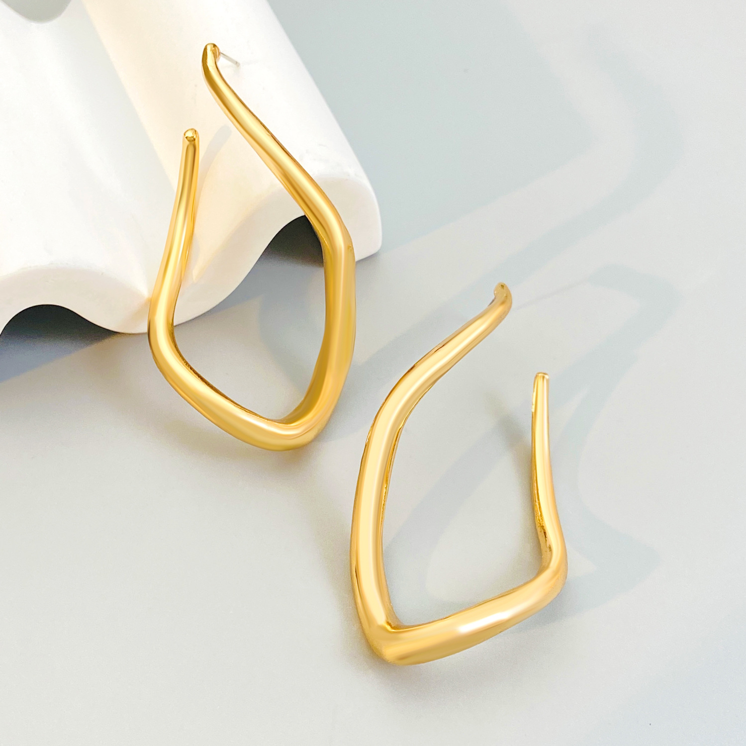 Irregular diamond-shaped earrings from Europe and America, with an ins style and a high-end feel, twisted lines, electroplated alloy stud earrings, and exaggerated earrings for women Specification drawing