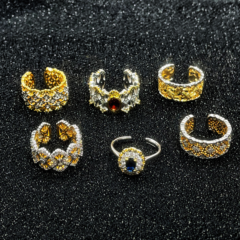 A medieval, niche court-style open ring for women, exuding a sense of light luxury and sophistication. It is versatile, exquisitely hollowed-out lace, and a sophisticated index finger ring Application Scenario