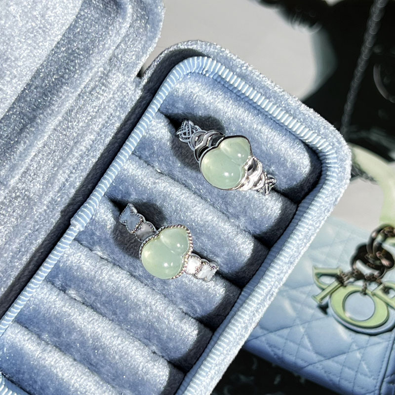 A new, stylish, versatile and high-end ring with a touch of antique style and a light luxury, featuring a chalcedony gourd Specification drawing