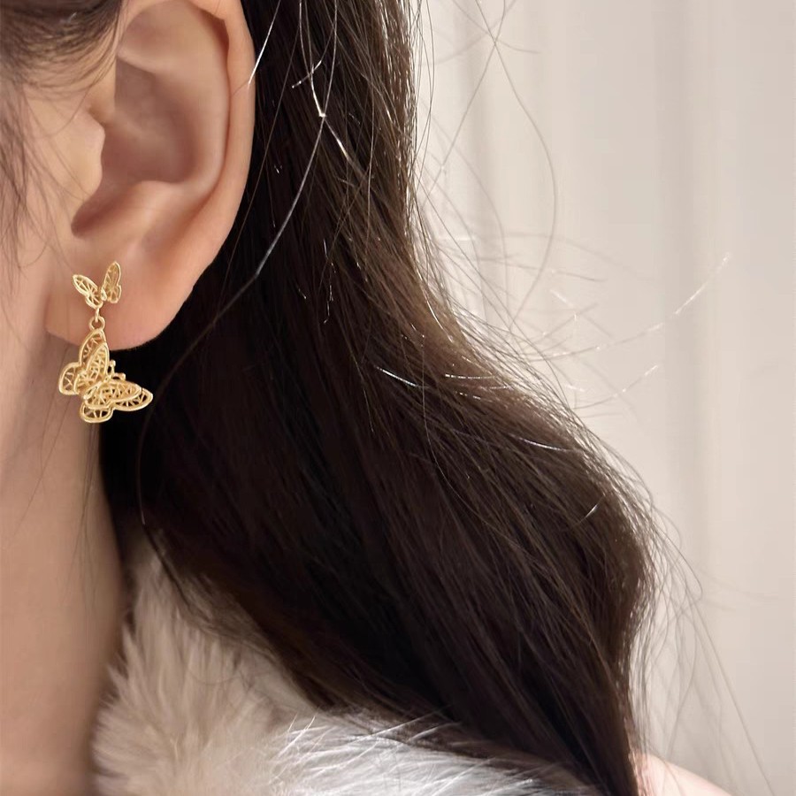 Golden filigree woven butterfly stud earrings for women, with a light luxury and niche design sense, a cool and elegant new Chinese-style earring accessory Specification drawing