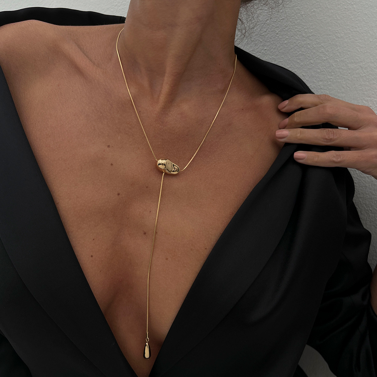 European and American cross-border jewelry, fashionable irregular metallic square snake necklace, simple CCB water drop pendant collarbone chain details Picture