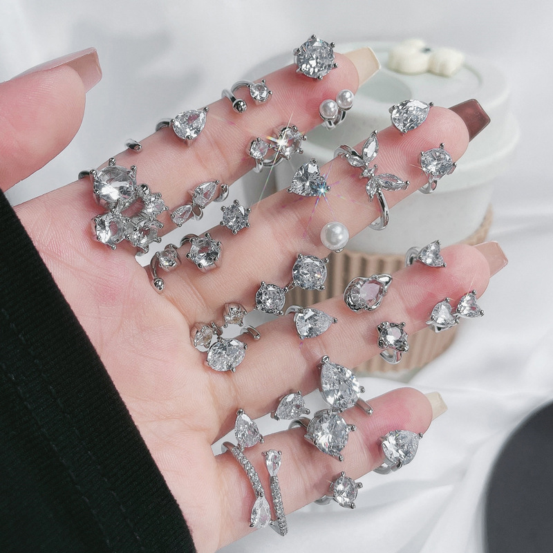 A light luxury and high-end, super dazzling zirconia open-top ring with full diamonds. It's a rare and cool index ring for women on Instagram, with a cold style and a sweet and cool quality Application Scenario