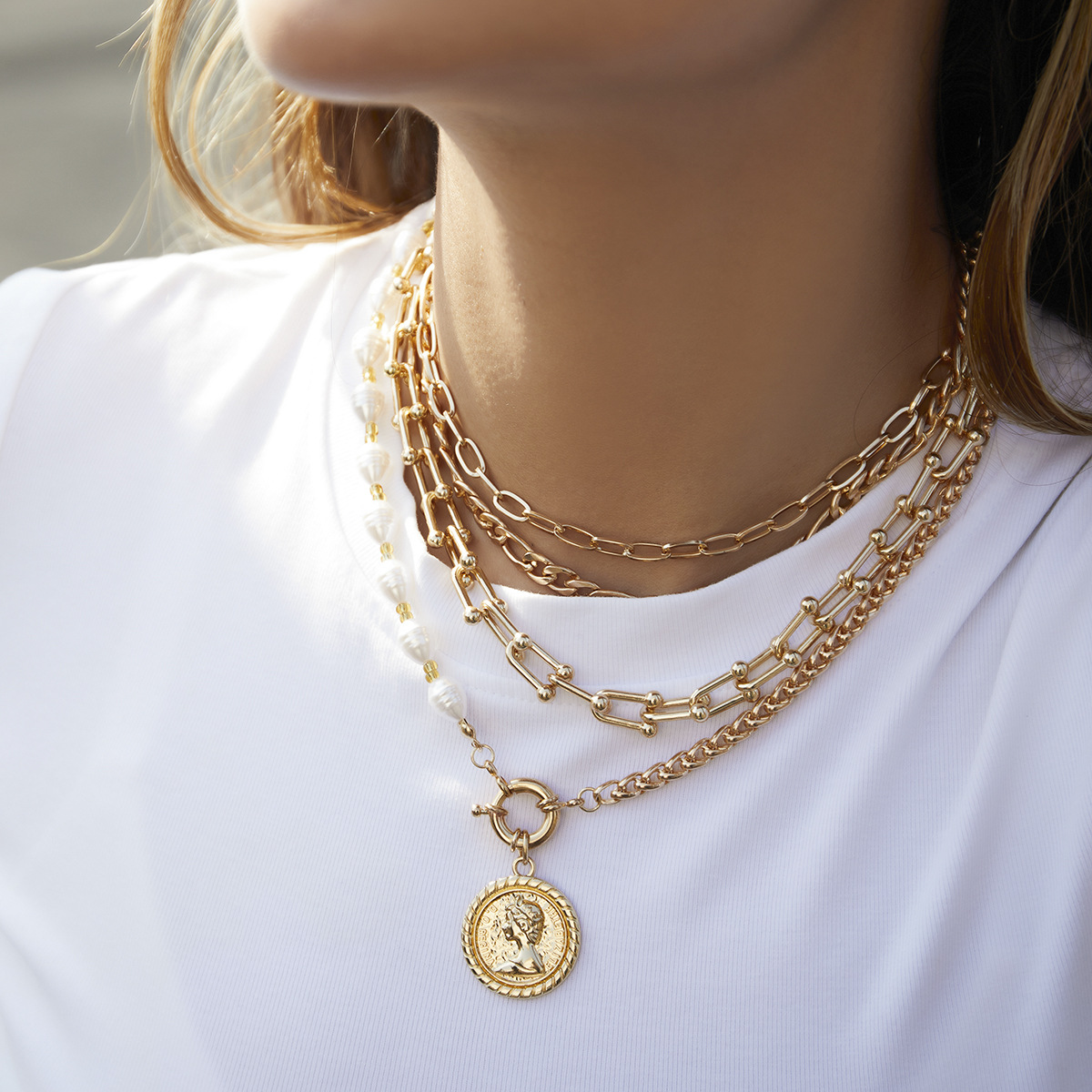 European and American cross-border jewelry, retro hollowed-out U-shaped buckle hip-hop necklace, female personality patchwork imitation pearl figure necklace details Picture