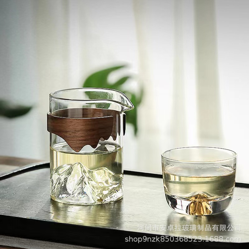 Large glass fair cup for viewing mountains, household anti-scald tea dispenser, thickened high borosilicate tea dispenser, public cup and tea strout set Application Scenario