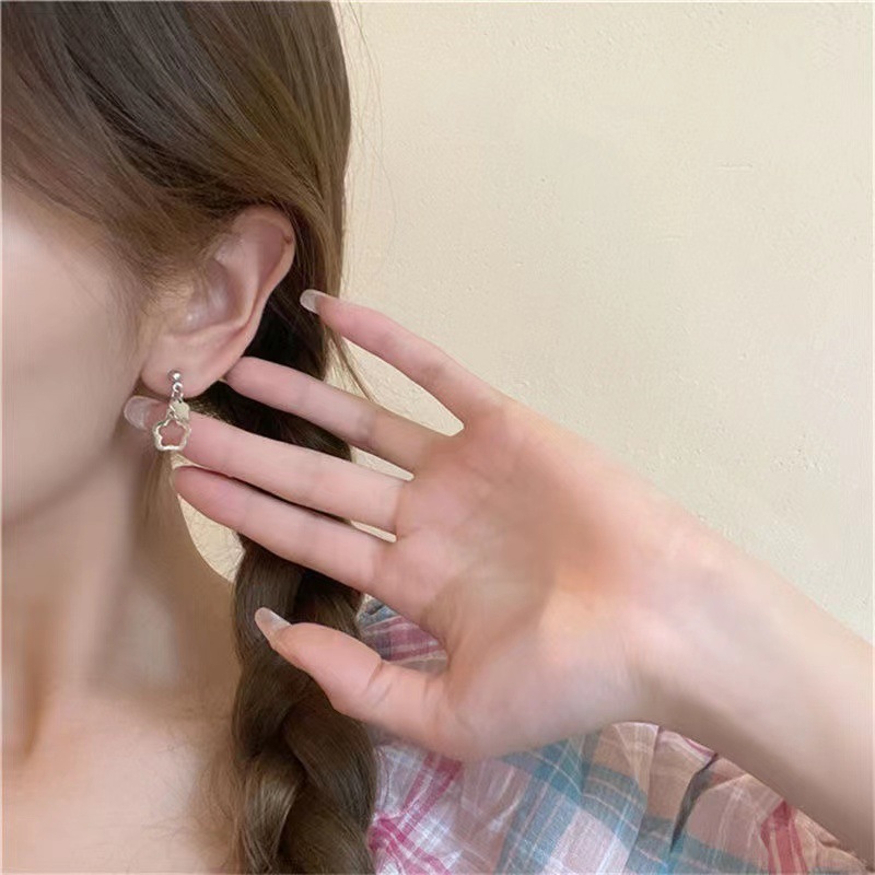 ins Silver Needle Flower Stud earrings for Women, a niche design for summer, 2025 new style earrings, trendy and high-end, light luxury earrings details Picture