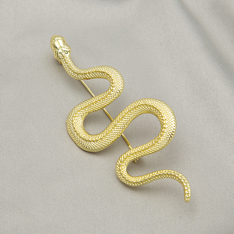 A trendy and retro snake brooch from Europe and America, a fashionable, individual and versatile accessory for men's and women's suit jackets, with pins and badges Application Scenario