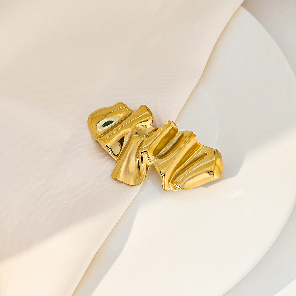 European and American creative little angel pleated brooch, light luxury and high-end, simple smooth metal style fashionable clothing pin details Picture