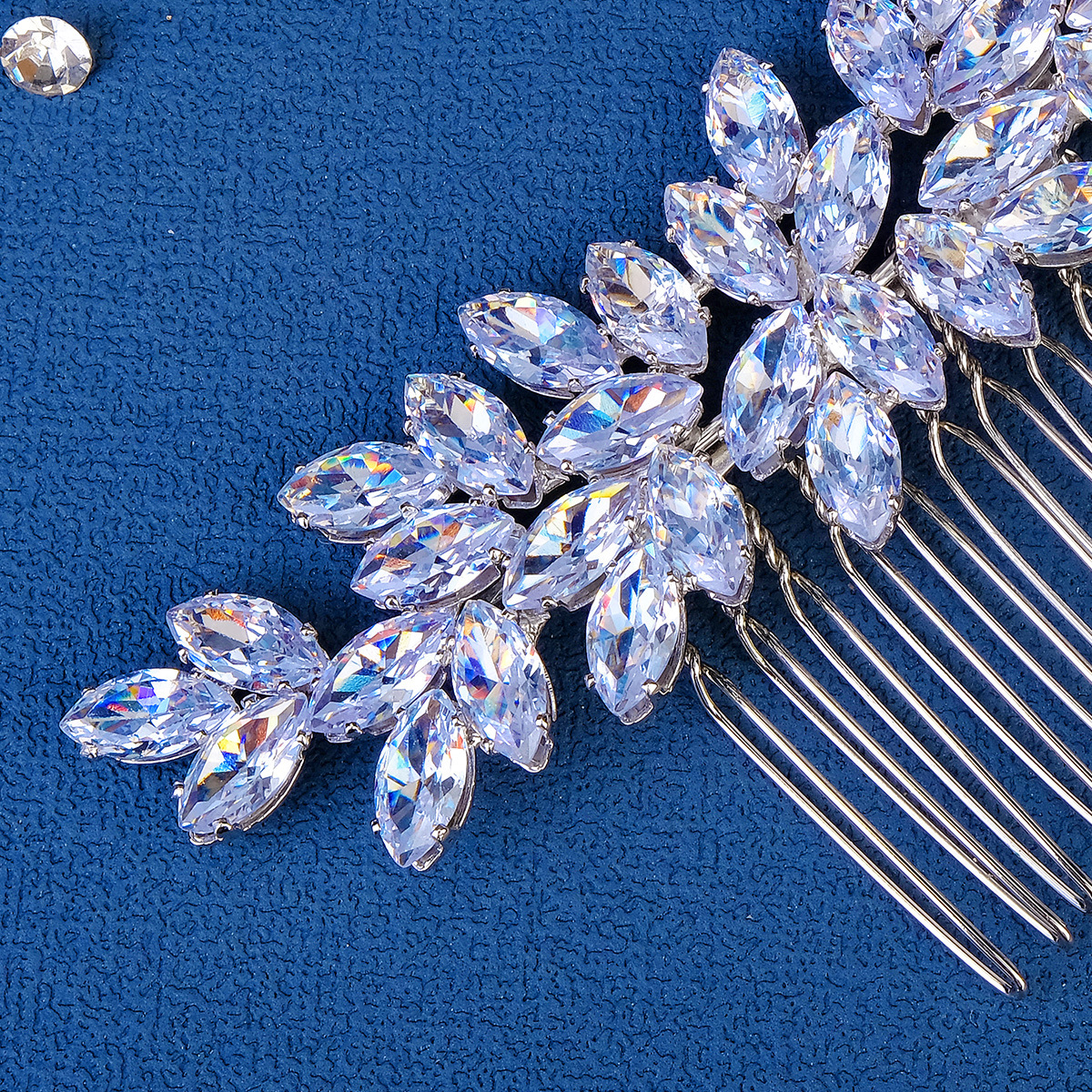 European and American daily versatile hair accessories, light luxury full diamond, children's stage performance loose hair combs, bride's updo hair combs, zircon hair combs Application Scenario