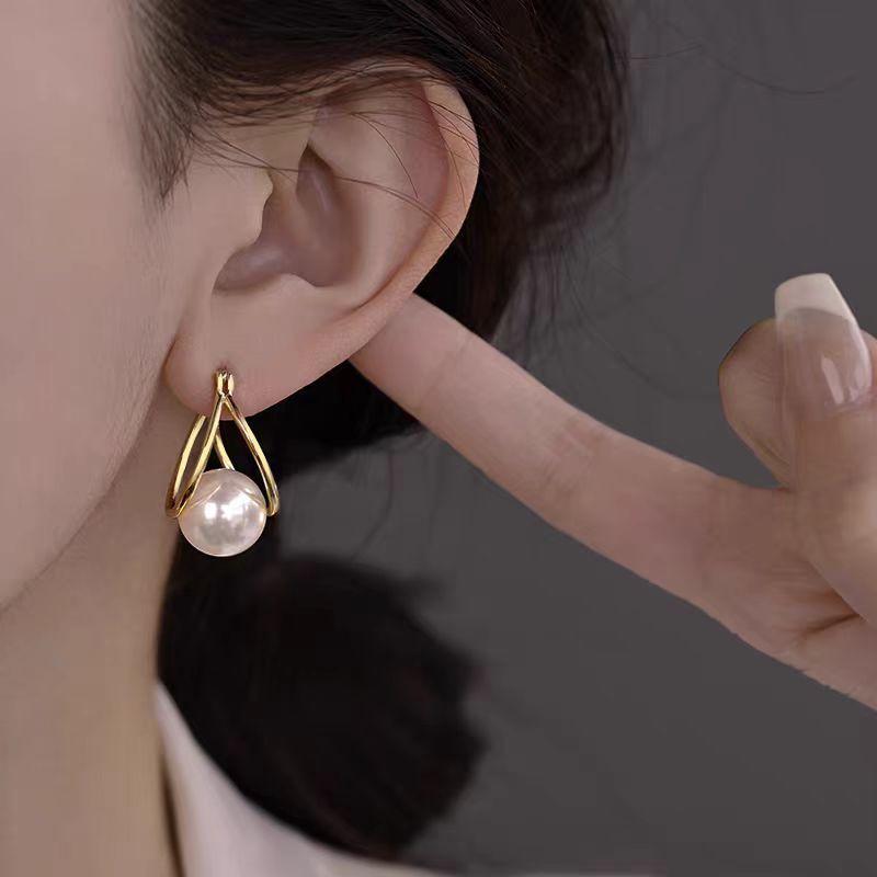 The retro Hong Kong-style double-loop pearl earring is a simple and cold style for women, fashionable and versatile. It is suitable for square faces and pairs well with overcoats as earrings details Picture