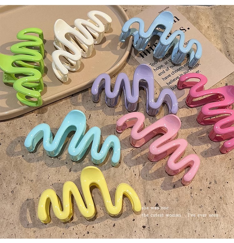 Sweet and cool Barbie wavy line hair clips, large acrylic updo hair clips, letter hair clips, high-end shark clips Application Scenario