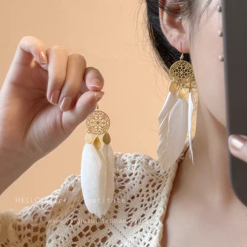 Exotic ethnic style long earrings, women's seaside vacation style, super fairy-like feather tassel earrings, suitable for round faces Application Scenario
