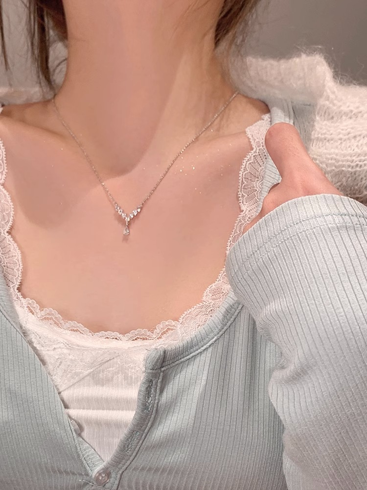 Sparkling letter V Zircon necklace for women, light luxury, niche fashion, versatile necklace, design sense collarbone chain details Picture