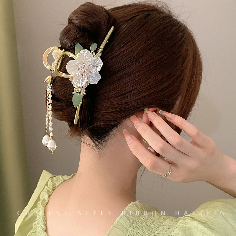 High-end camellia tassel hairpin for women, large Korean light luxury shark clip headpiece hairpin Specification drawing