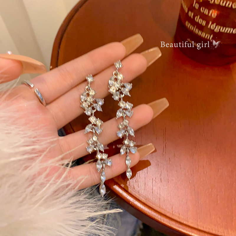 European and American exaggerated diamond-encrusted long zircon tassel earrings, high-end and elegant female earrings, trendy and popular earrings wholesale full figure