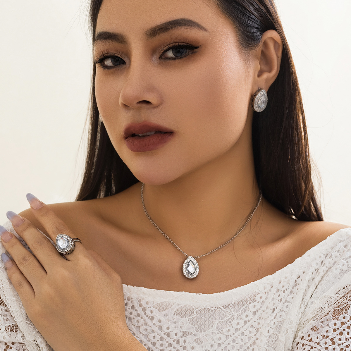 European and American cross-border jewelry, angel pendant, retro necklace, women's niche design, rhindiamond, versatile necklace details Picture