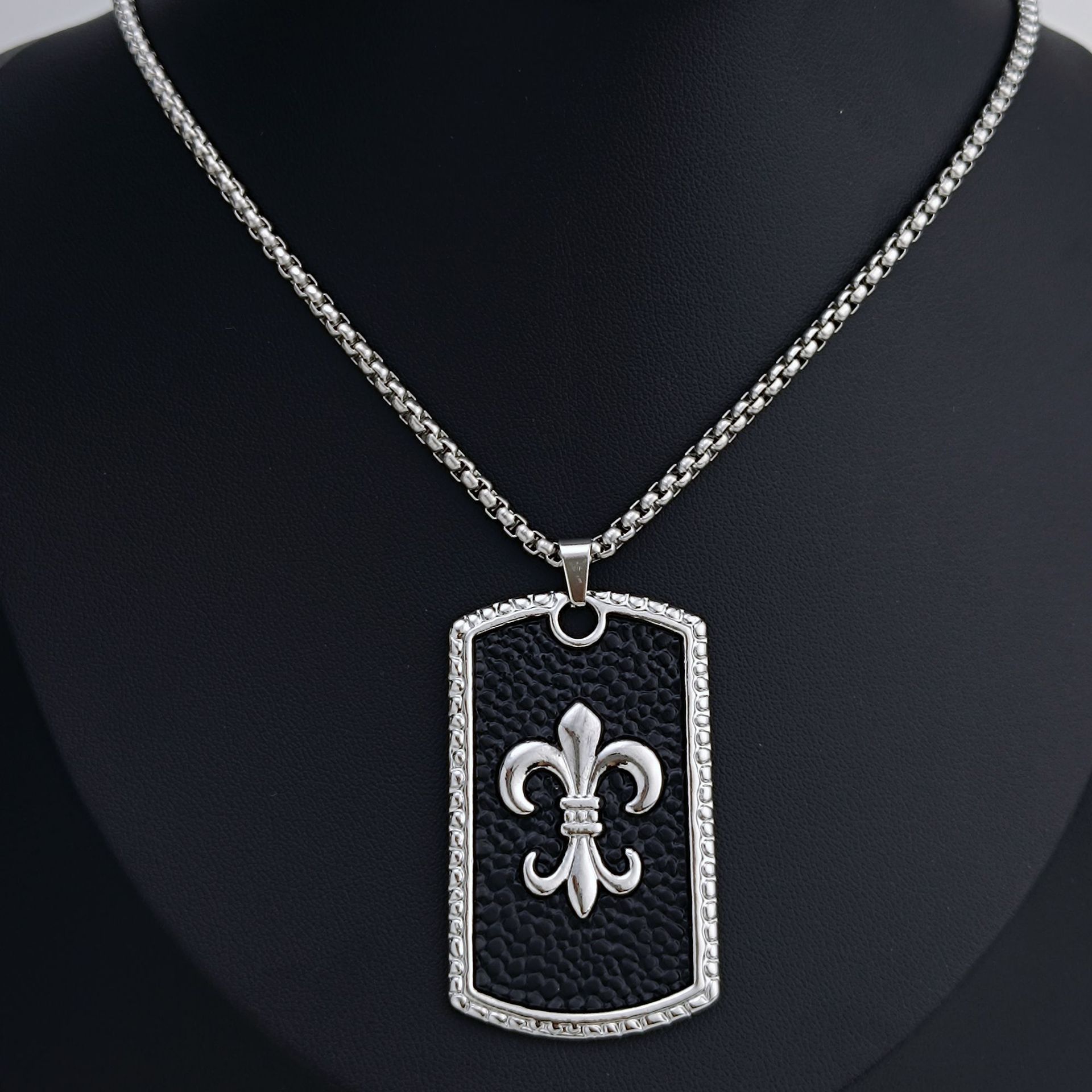 European and American fashion, non-fading, personalized military brand necklace, women's hiphop, simple and personalized hoodie, sweater chain, pendant accessory details Picture