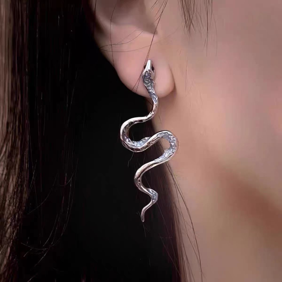 Snake-shaped earrings and stud earrings for women in 2025, with a cold and unique style, are versatile and suitable for the Snake Year zodiac design. This is a niche sweet and cool earpiece details Picture