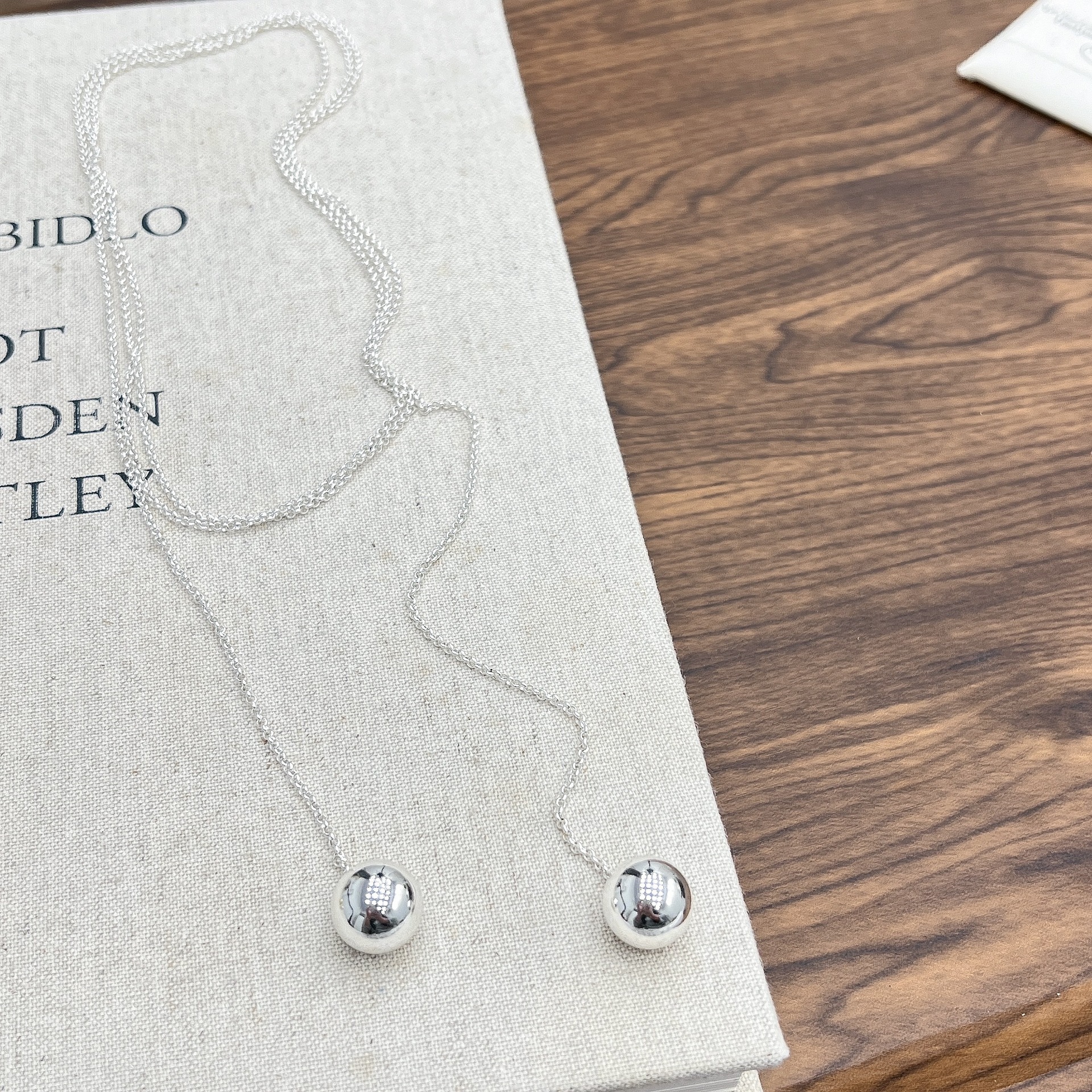 A minimalist double-round long necklace and waist chain for women, with a unique and fashionable look, is a versatile necklace and sweater chain full figure