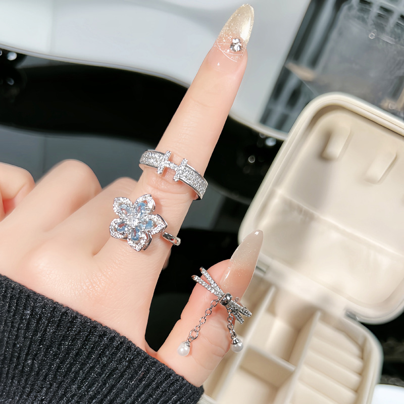 New high-end, light luxury and fashionable, rotatable flower, sea blue zircon open ring, female letter H full diamond ring details Picture