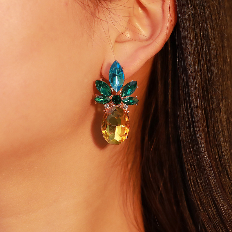 New creative and trendy cross-border accessories: European and American water diamond crystal pineapple stud earrings, personalized fruit earrings full figure