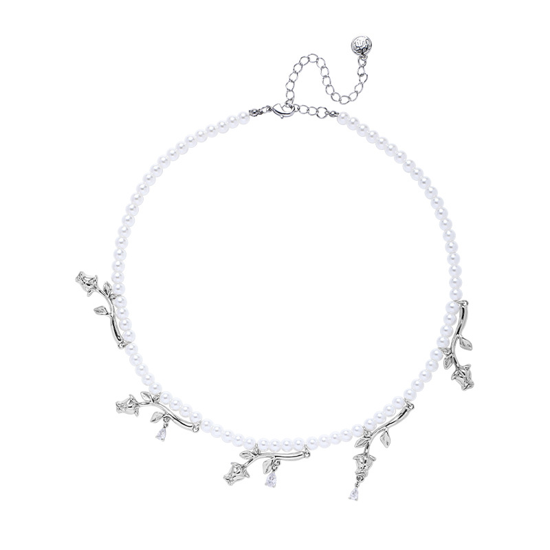 This high-end rose pearl necklace is versatile and exudes a sense of sophistication. It is a niche and elegant collarbone chain accessory Item Picture