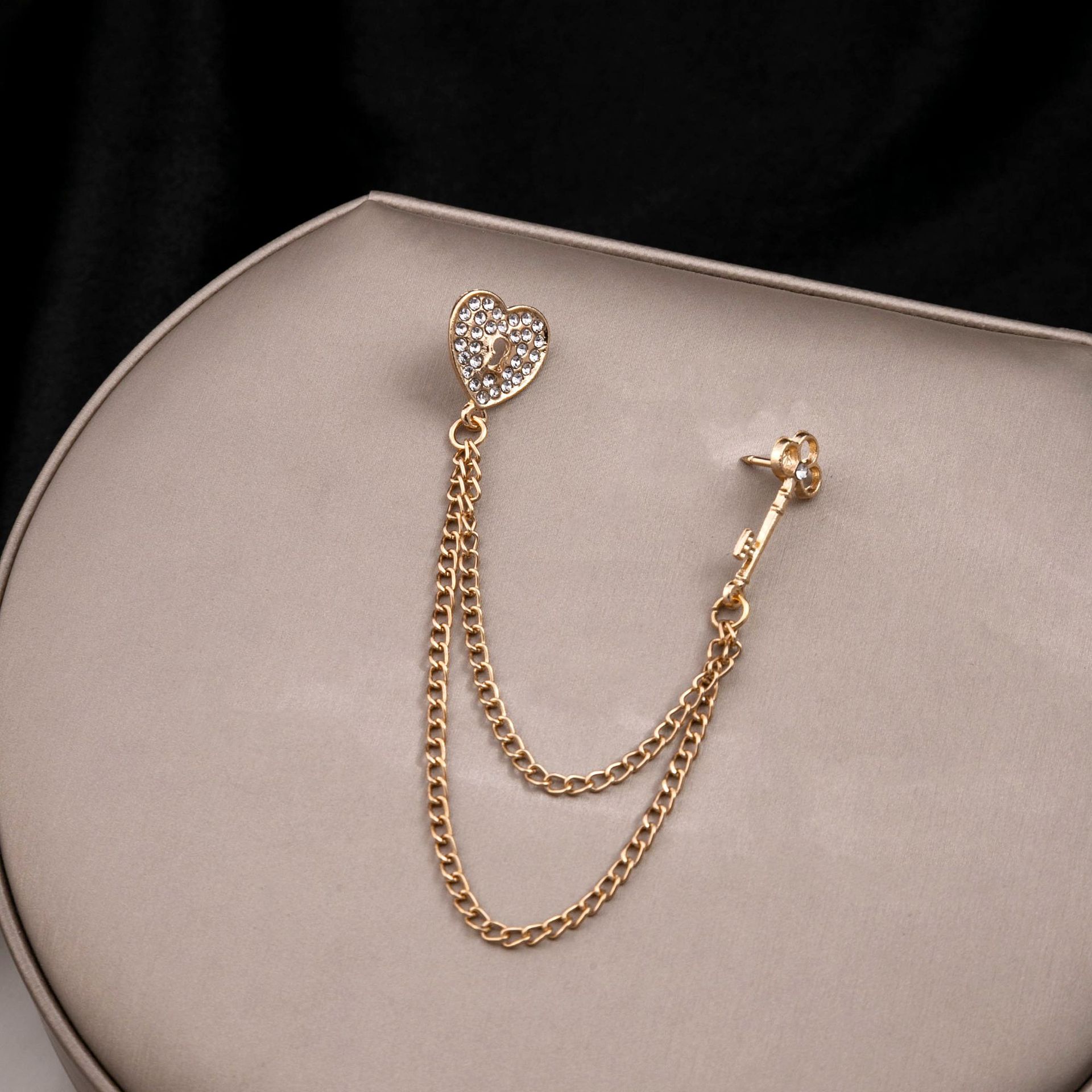 A Japanese and Korean fashion diamond-encrusted heart brooch with a design sense, double-tassel chain, crown, oval men's suit brooch Application Scenario