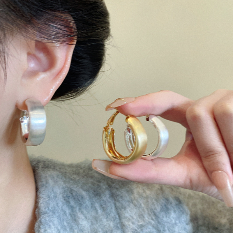 Brushed matte ring gold earrings for women, light luxury and high-end feel, unique ear rings and stud earrings, new 2025 autumn and winter earrings details Picture