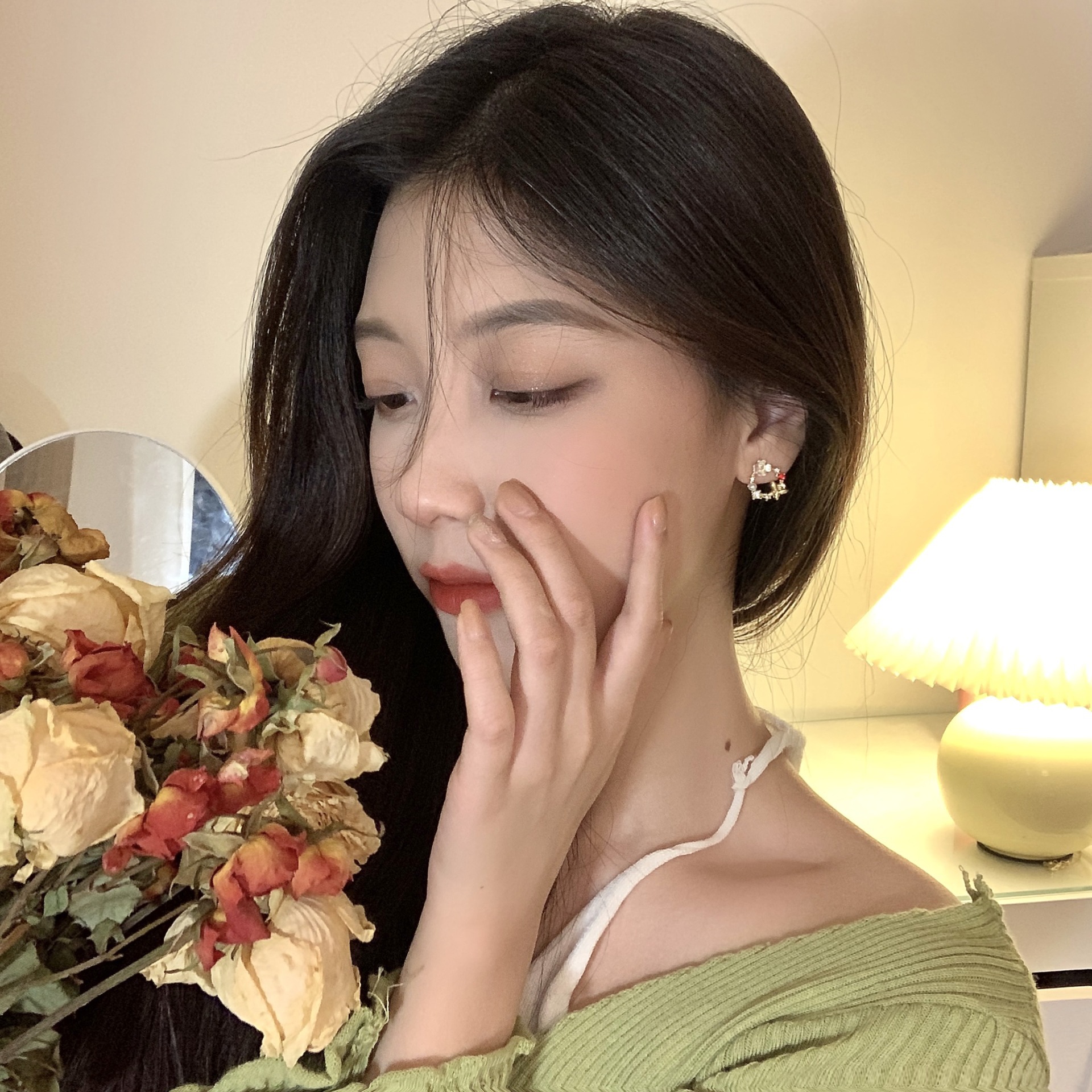 S925 Silver Needle light Luxury, fresh and delicate flower ear studs, a niche female with an ethereal charm, the same style of earrings and earrings as Internet celebrities details Picture