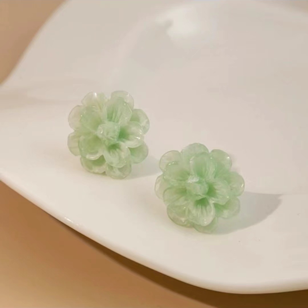 French retro, clear and transparent camellia stud earrings, tea-themed earrings, feminine elegance, high-end feel, floral, niche and sweet earrings Application Scenario