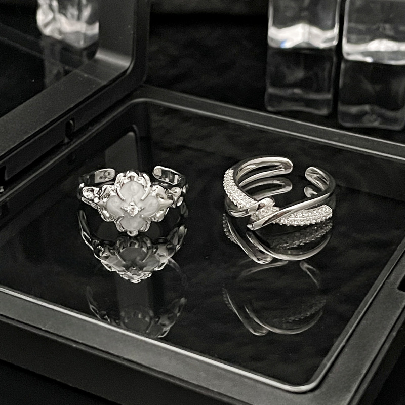A high-end, cold and individual style four-leaf clover glazed open ring for women, with a niche design and exquisite elegance, is a sophisticated index finger ring Specification drawing