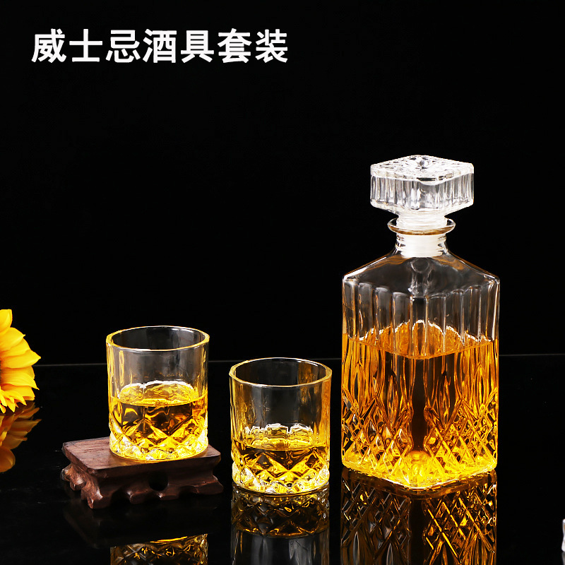 A 950ml European ins square crystal glass whisky bottle with a 230ml Bohemian wine glass set Application Scenario