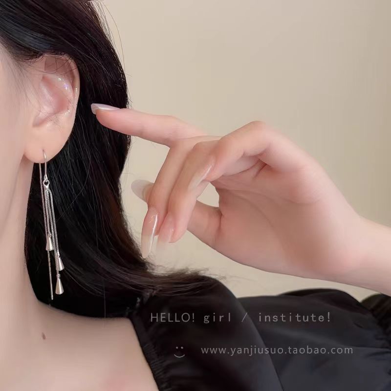 Unique water drop tassel ear thread women's 2025 new bestseller, high-end and exquisite earrings, French style earrings and earrings Application Scenario