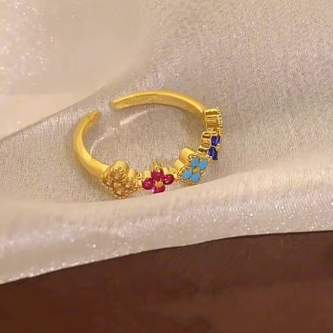 Spring and Summer dopamine color diamond four-leaf clover ring Color Gemstone Zircon design sense gentle, fashionable, elegant and high-end ring lady Specification drawing