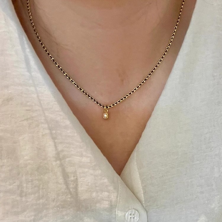 2025 New retro black gold cube sugar necklace for women, small pink diamond chain, light luxury Cuban collarbone chain Application Scenario