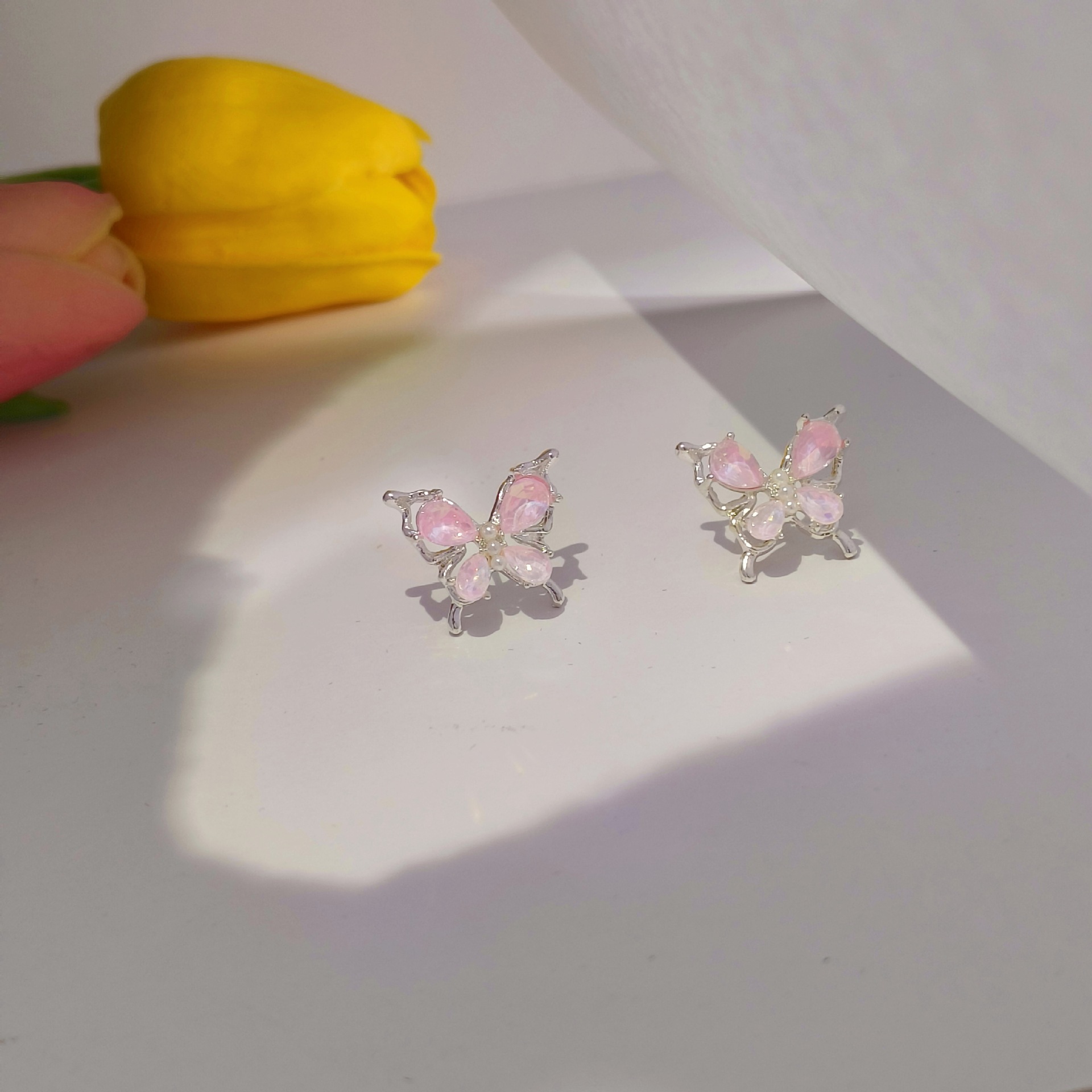 The Aurora pink butterfly pearl earrings are a must-have for women. They are simple, niche, exquisite and small. The small stud earrings exude a sense of light luxury and high-end Specification drawing