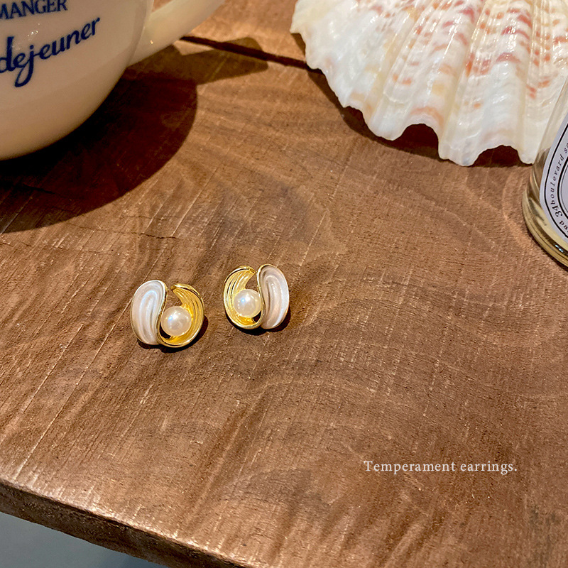 French retro pearl stud earrings for women, a unique, light luxury, elegant and high-end oil-drop earrings, a gentle and elegant accessory full figure