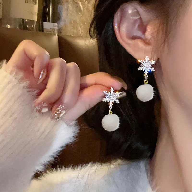 New autumn and winter snowflake pom-pom stud earrings from Japan and South Korea, featuring a niche design for women on Instagram, exude a sophisticated and sweet charm Application Scenario