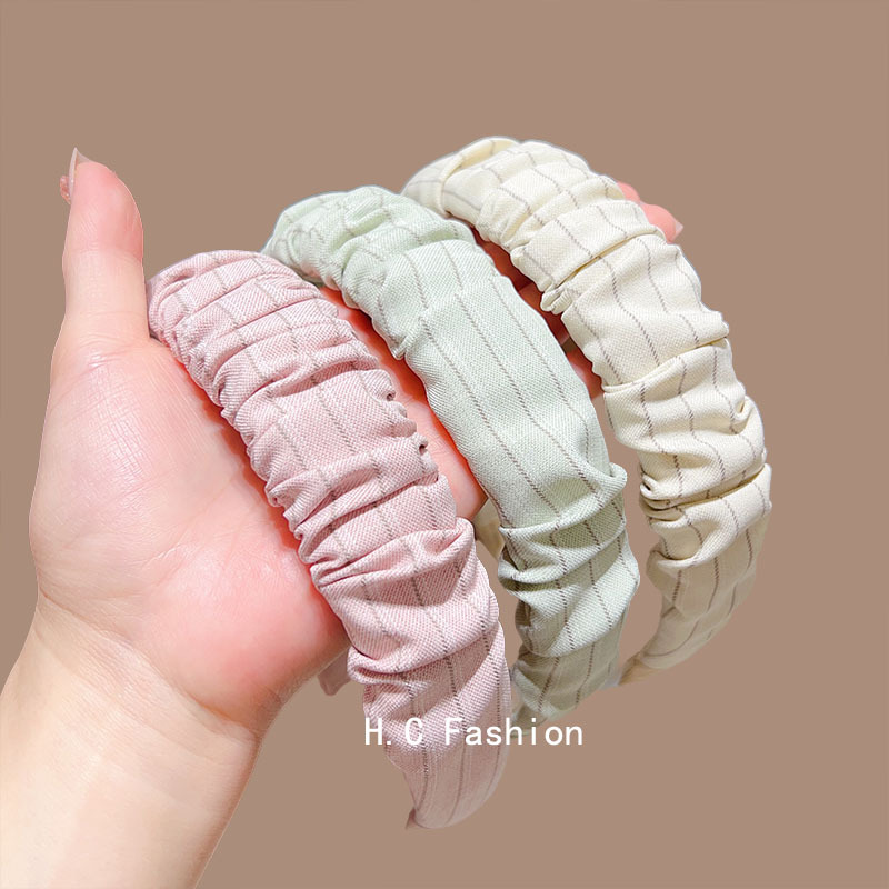 Korean-style dopamine pleated cream fresh hair band, striped high top pressure hair band, fashionable and versatile hair accessory Application Scenario