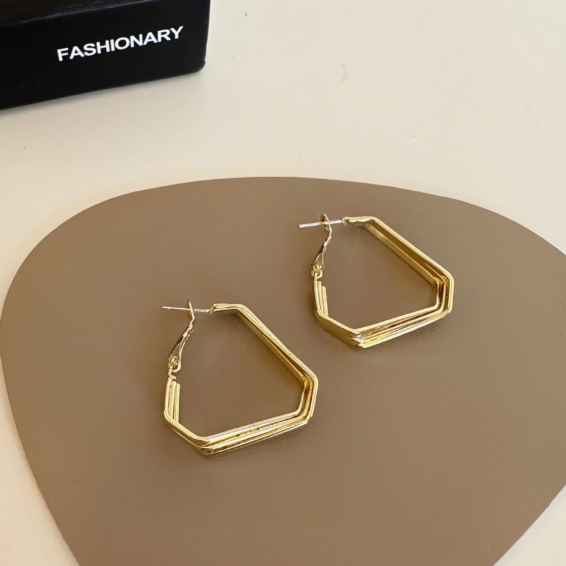 Simple, high-end and cold style multi-layer geometric ear rings and stud earrings for women, versatile, simple, fashionable, individual and elegant earrings Application Scenario