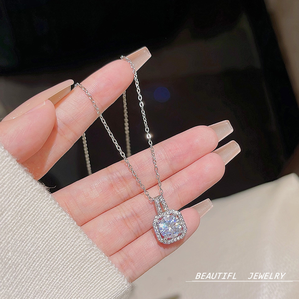 New accessories: Super Sparkling geometric square titanium steel necklace, women's niche light luxury exquisite pendant, fashionable and versatile collarbone chain Application Scenario