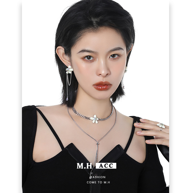 Original French cream resin flower necklace for women, light luxury and niche collarbone chain, elegant and versatile, sweet accessory wholesale Specification drawing