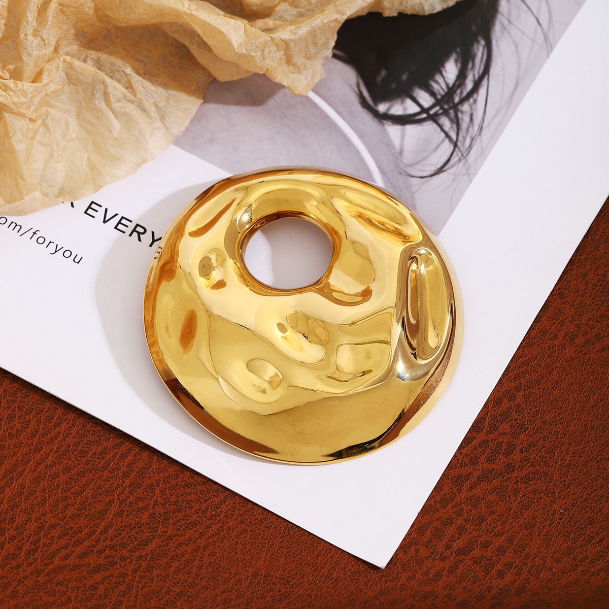 Cross-border European and American circular hollowed-out texture brooch for women, with a light luxury and high-end feel, simple ins style irregular fashion pin Specification drawing