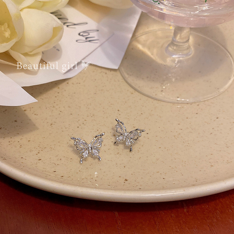The super ethereal butterfly pearl earrings are fashionable, stylish and high-end for women. The exquisite and small zircon stud earrings are versatile earrings Application Scenario