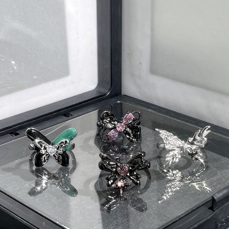 The butterfly ring with a sweet and cool drip glaze design from Europe and America is a niche, light luxury, fashionable and exquisite index finger ring with a cold and elegant style Application Scenario