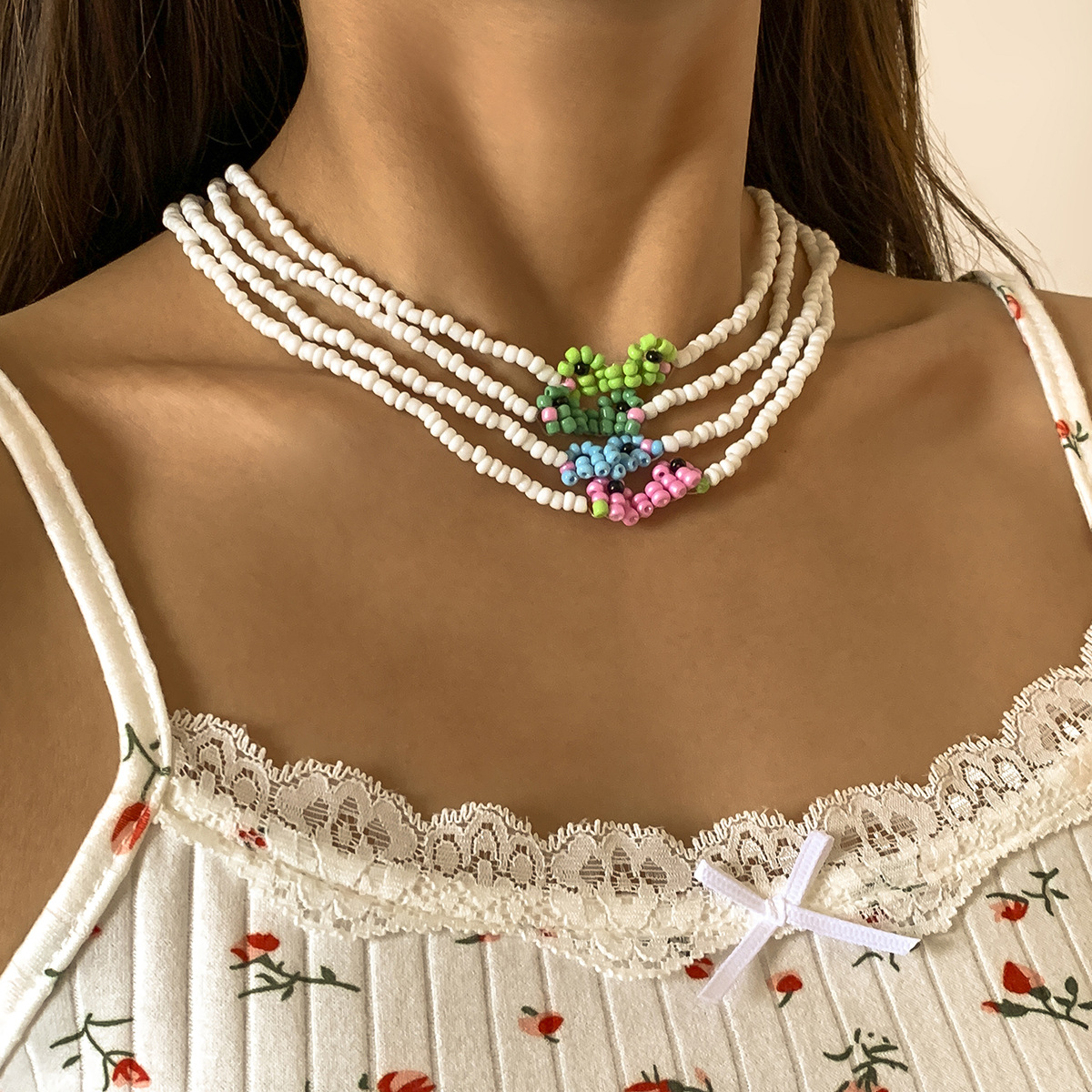 Creative sweet and cool hand-woven little frog collarbone chain, simple European and American country style rice beads, fresh and clean round bead necklace details Picture