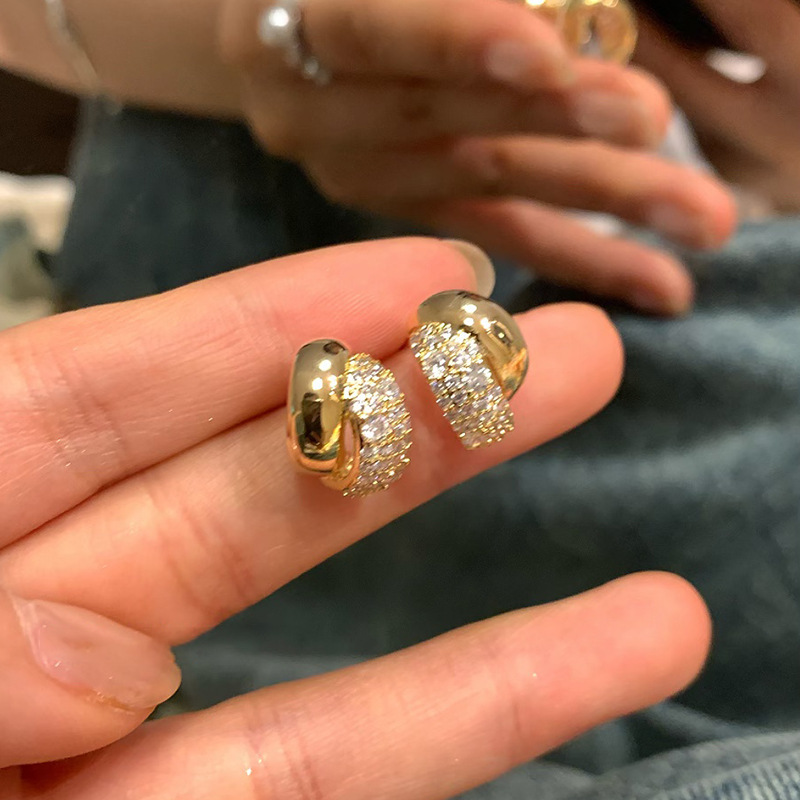 Exquisite diamond zircon stud earrings for women, retro French high-end cross-shaped earrings, versatile and suitable for commuting, popular earrings details Picture
