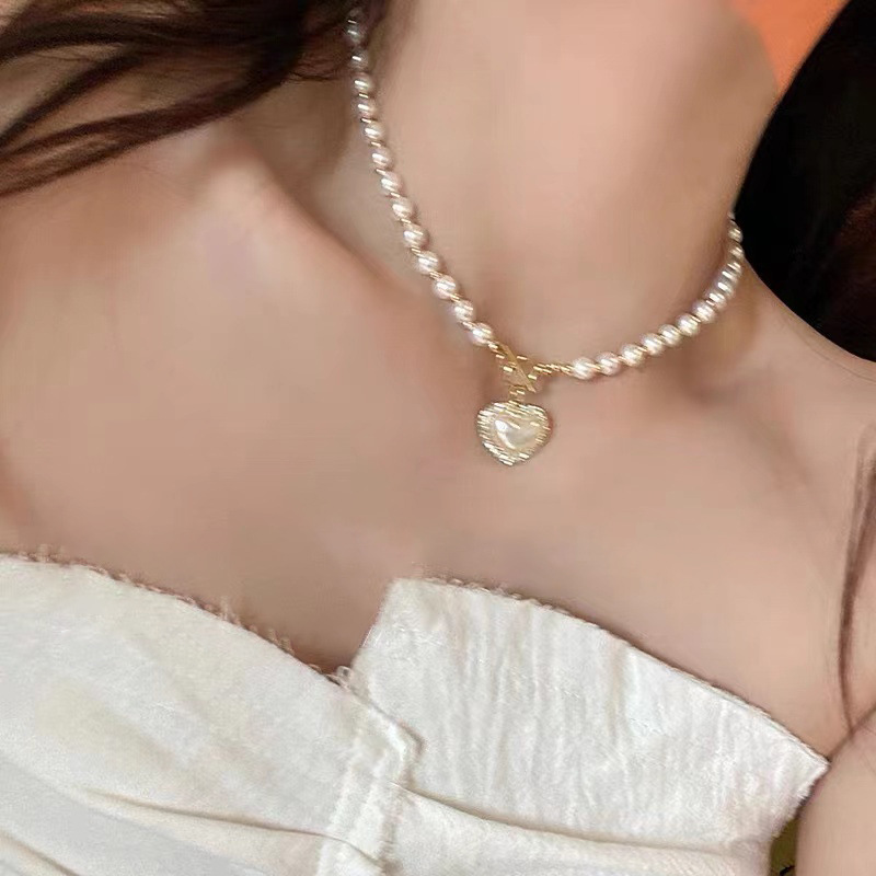 Heart-shaped pearl necklace for women, with a light luxury and niche design sense, a new 2023 style beaded collarbone chain-like necklace Application Scenario