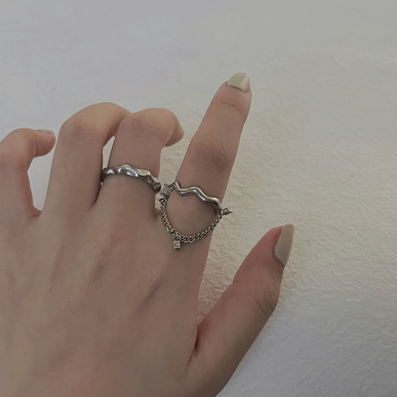 The wavy chain combination open ring can be adjusted. It features a niche design with a cold style and an irregular personality, making it a trendy index finger ring Specification drawing