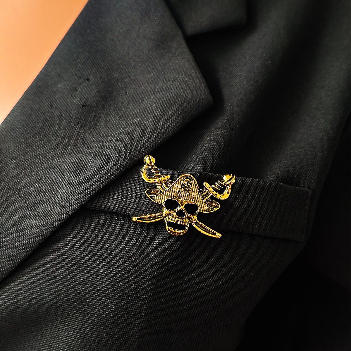 European and American cross-border creative and personalized skull brooch, punk retro pirate vintage clothes, accessories, brooch and corsage Specification drawing